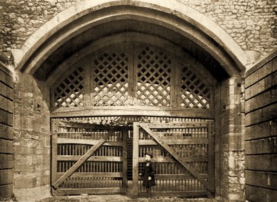 Traitors Gate, Tower of London en een Yeoman van de Garde, 1890 door British Photographer